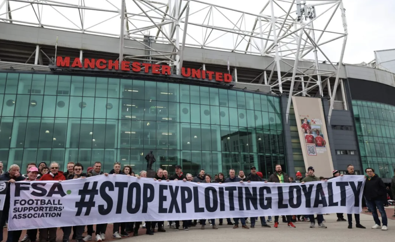 失去靠近教练席座位的曼联球迷们